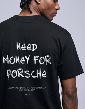 Detalhe da estampa da camiseta MALTA® Need Money for Porsche
