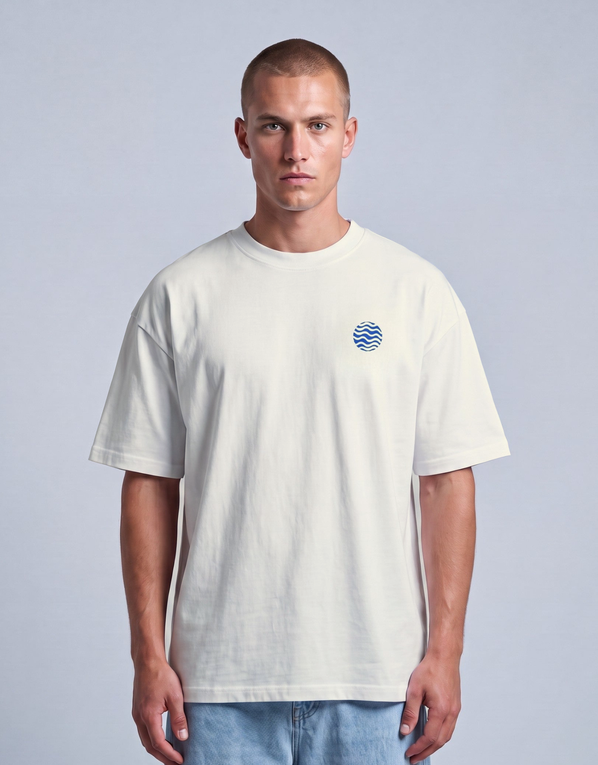 Camiseta oversized MALTA® No Crying on the Yacht off-white vestida, vista de frente