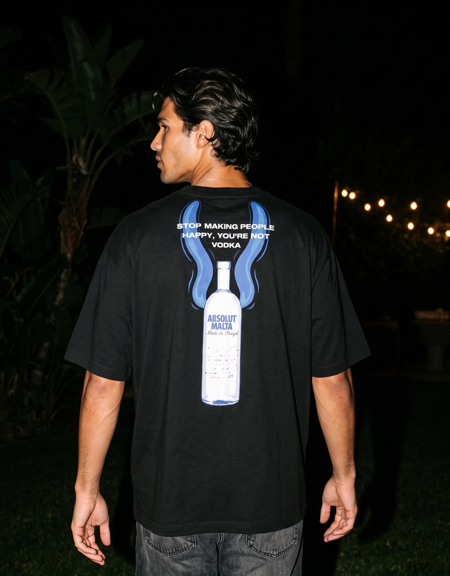 Camiseta oversized MALTA® Absolut Malta preta usada ao ar livre, vista de costas