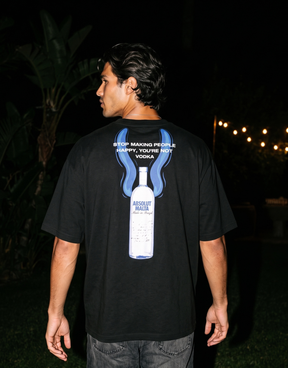 Camiseta oversized MALTA® Absolut Malta preta usada ao ar livre, vista de costas