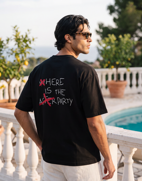 Camiseta oversized MALTA® After Party preta usada ao ar livre, vista de costas