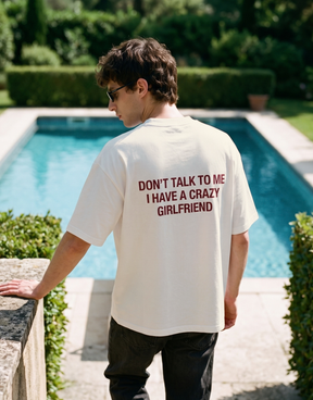 Camiseta oversized MALTA® Crazy Girlfriend off-white usada ao ar livre, vista de costas