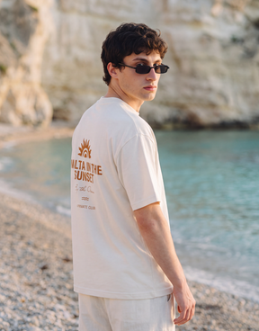 Camiseta oversized MALTA® Innerbloom off-white usada ao ar livre, vista de costas