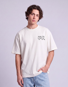 Camiseta oversized MALTA® Flying off-white vestida, vista de frente