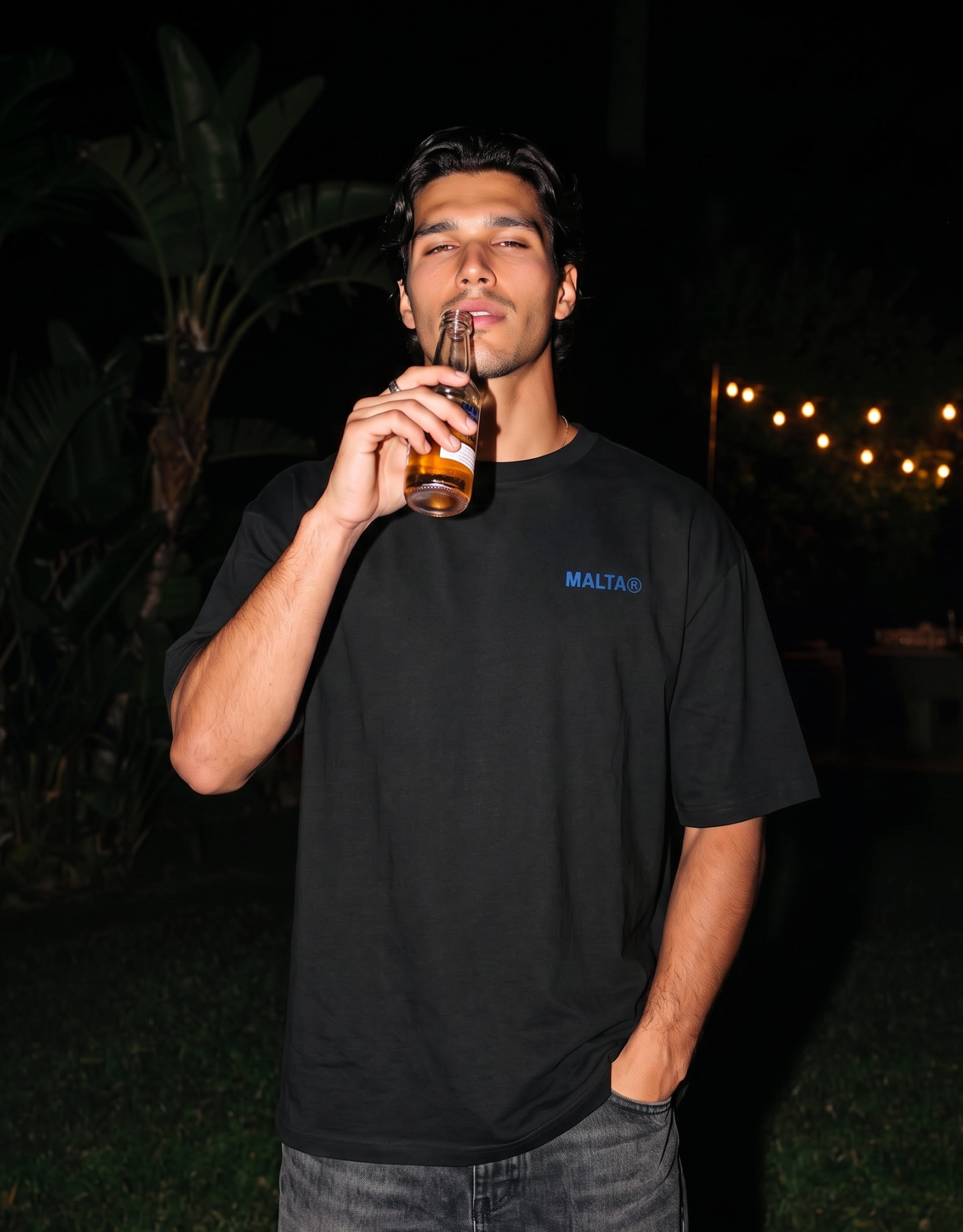 Camiseta oversized MALTA® Absolut Malta preta usada ao ar livre