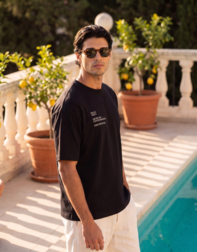 Camiseta oversized MALTA® After Party preta usada ao ar livre
