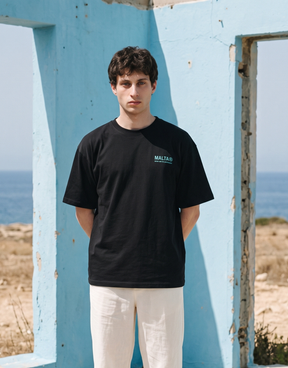 Camiseta oversized MALTA® Azul Therapy preta usada ao ar livre