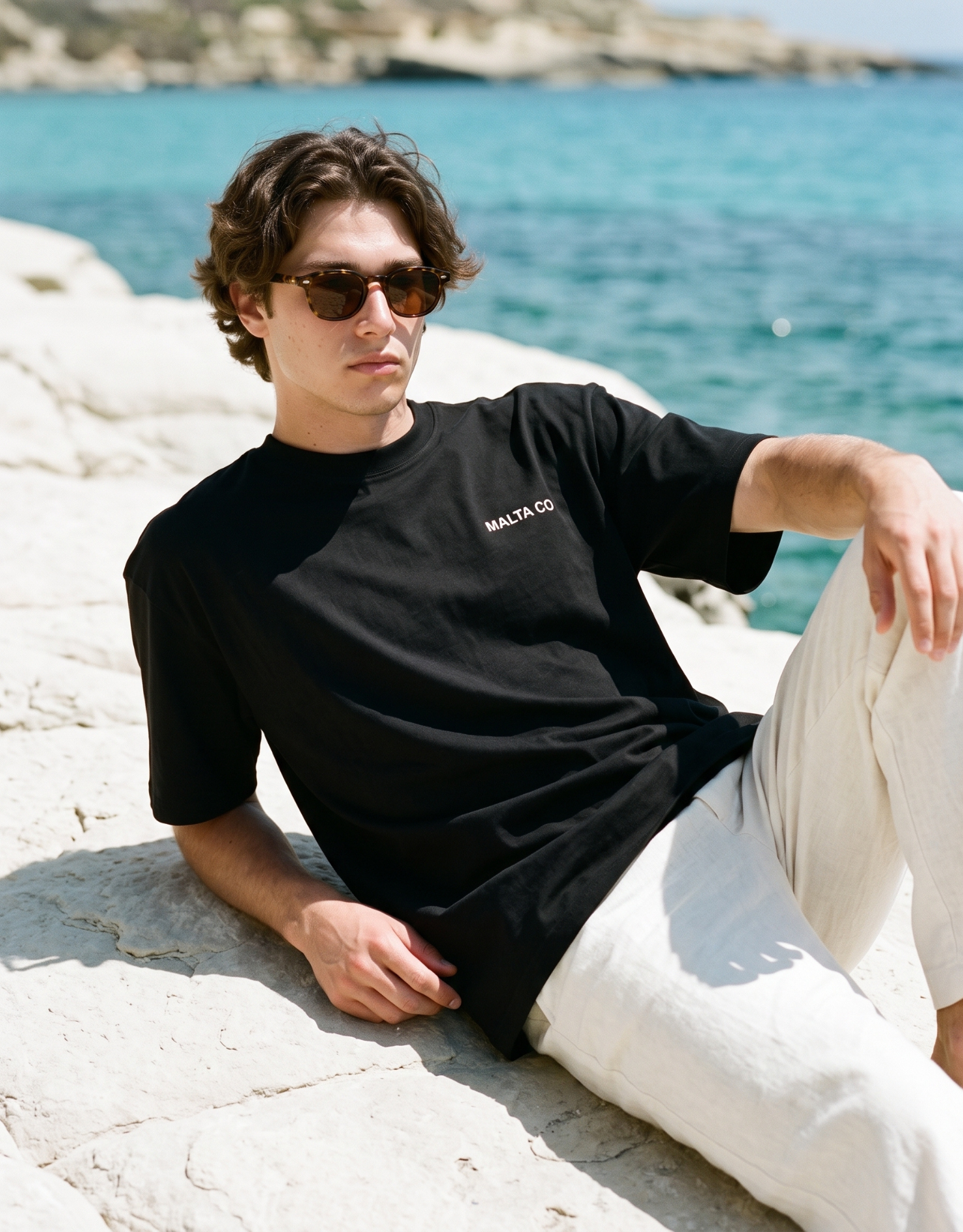 Camiseta oversized MALTA® Bad Choices preta usada ao ar livre
