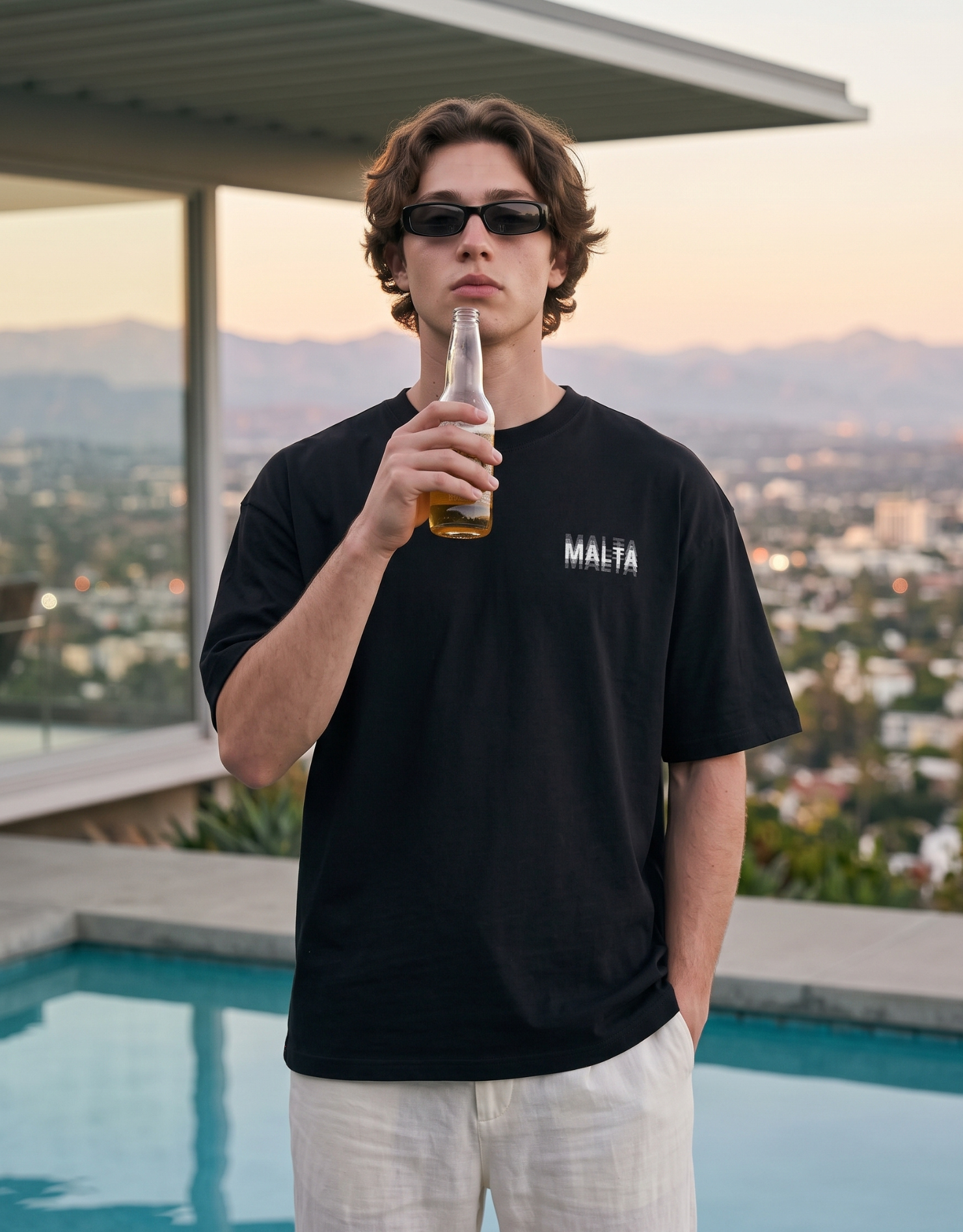Camiseta oversized MALTA® You Might Be Drunk preta usada ao ar livre