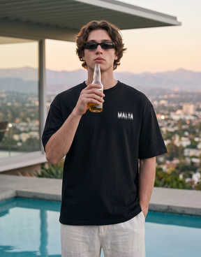 Camiseta oversized MALTA® You Might Be Drunk preta usada ao ar livre