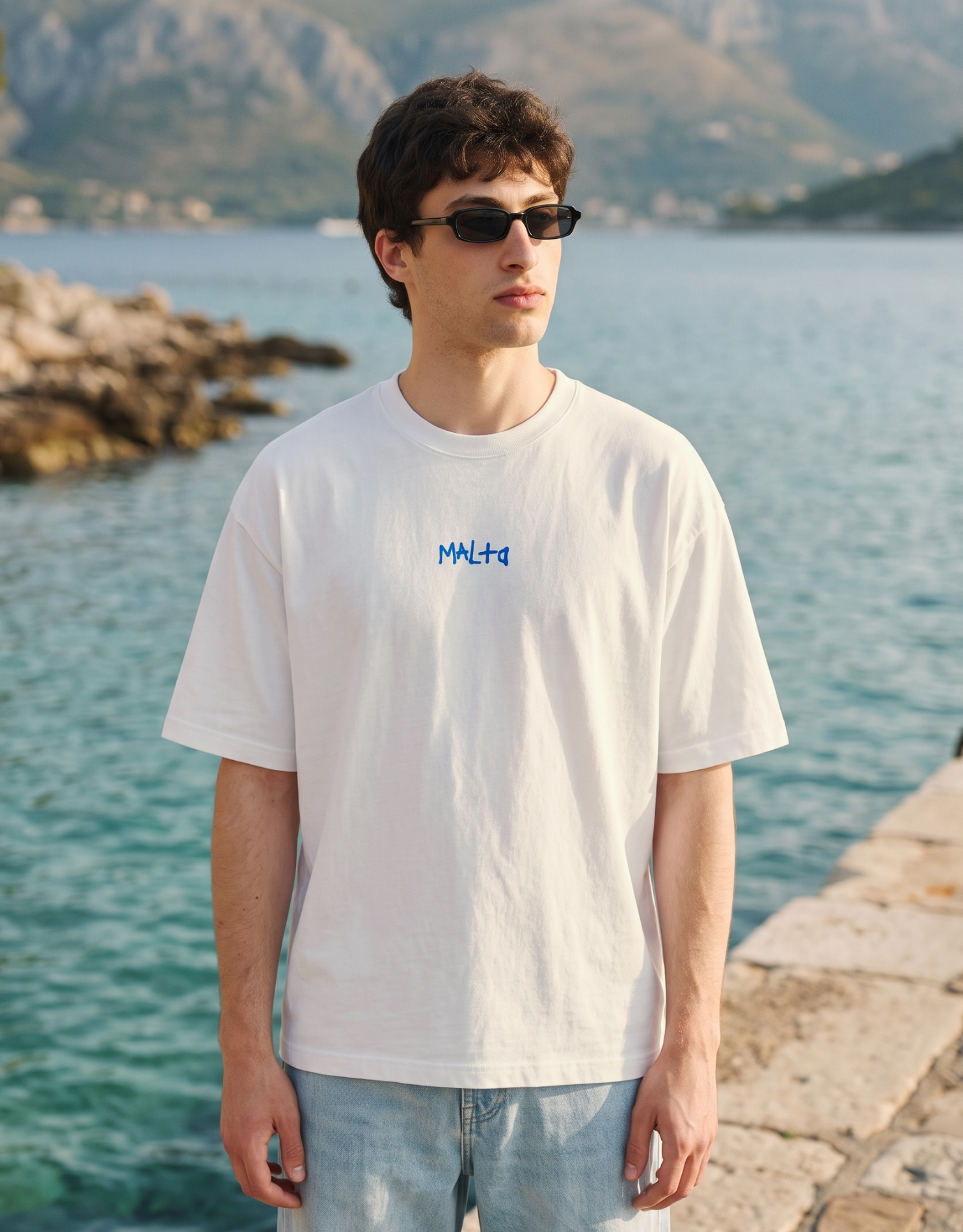 Camiseta oversized MALTA® I Want Magic off-white usada ao ar livre