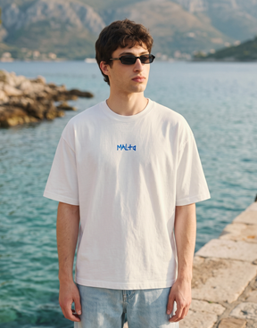 Camiseta oversized MALTA® I Want Magic off-white usada ao ar livre