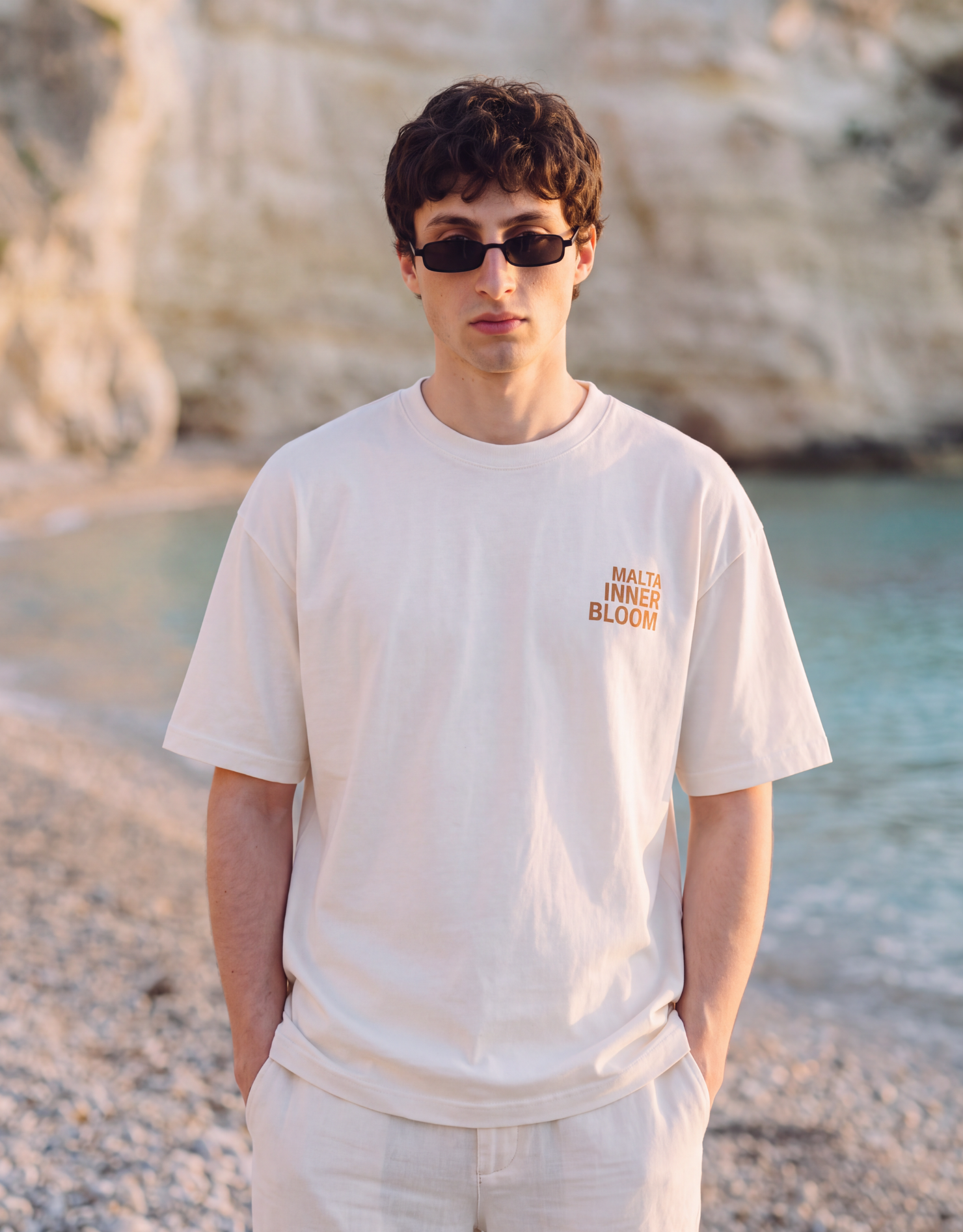 Camiseta oversized MALTA® Innerbloom off-white usada ao ar livre