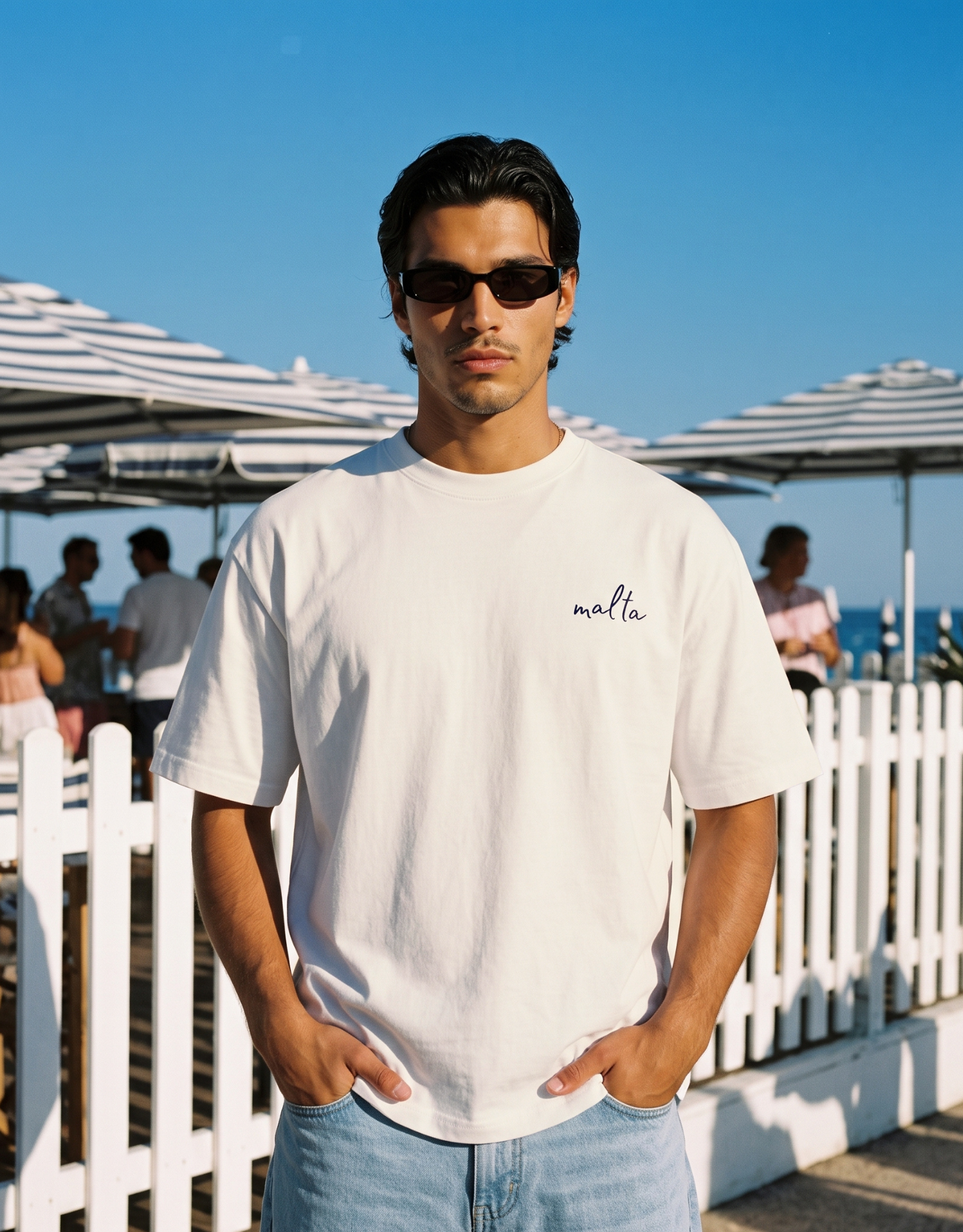 Camiseta oversized MALTA® Kiss Brazilian off-white usada ao ar livre