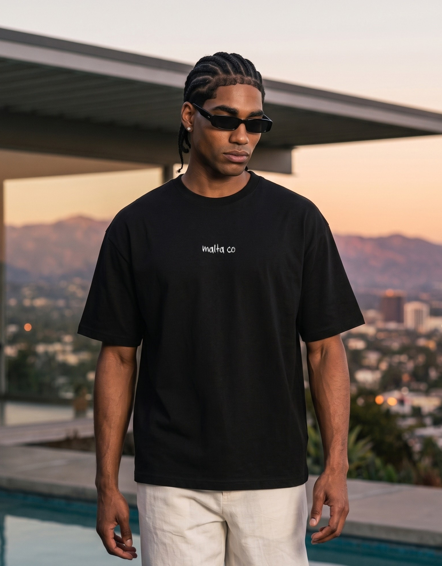 Camiseta oversized MALTA® Need Money for Porsche preta usada ao ar livre
