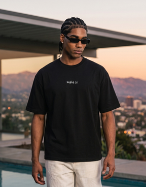 Camiseta oversized MALTA® Need Money for Porsche preta usada ao ar livre