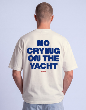 Camiseta oversized MALTA® No Crying on the Yacht off-white, costas com a frase “no crying on the yacht”
