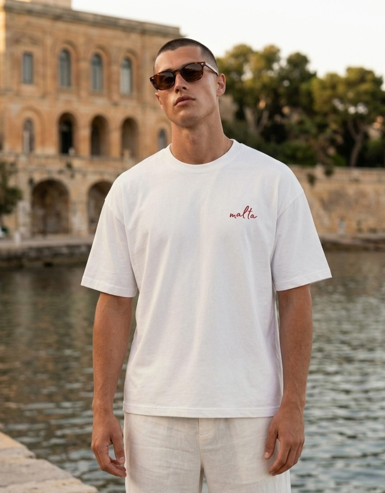 Camiseta oversized MALTA® No Daddies Money off-white usada ao ar livre