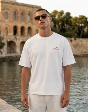 Camiseta oversized MALTA® No Daddies Money off-white usada ao ar livre