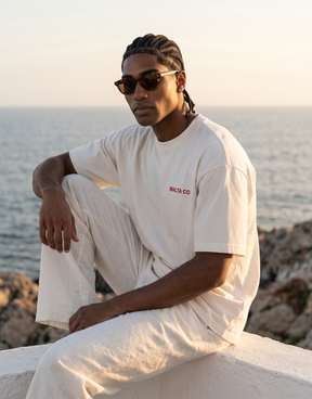 Camiseta oversized MALTA® Nobody Knows off-white usada ao ar livre