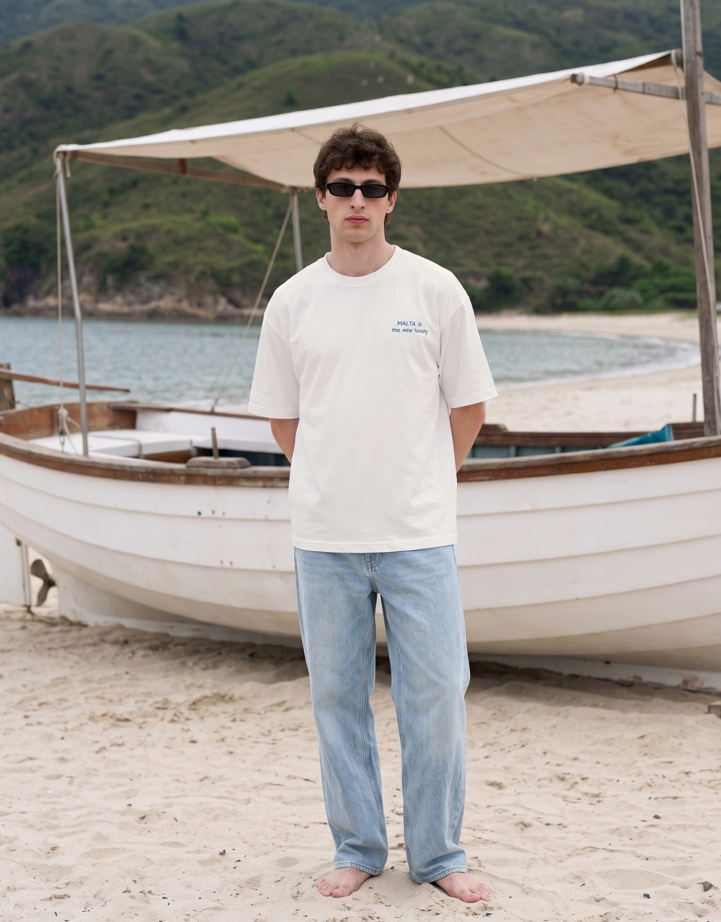 Camiseta oversized MALTA® Offline Luxury off-white usada ao ar livre