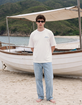 Camiseta oversized MALTA® Offline Luxury off-white usada ao ar livre