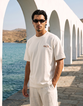 Camiseta oversized MALTA® Pasta Sex Wine off-white usada ao ar livre