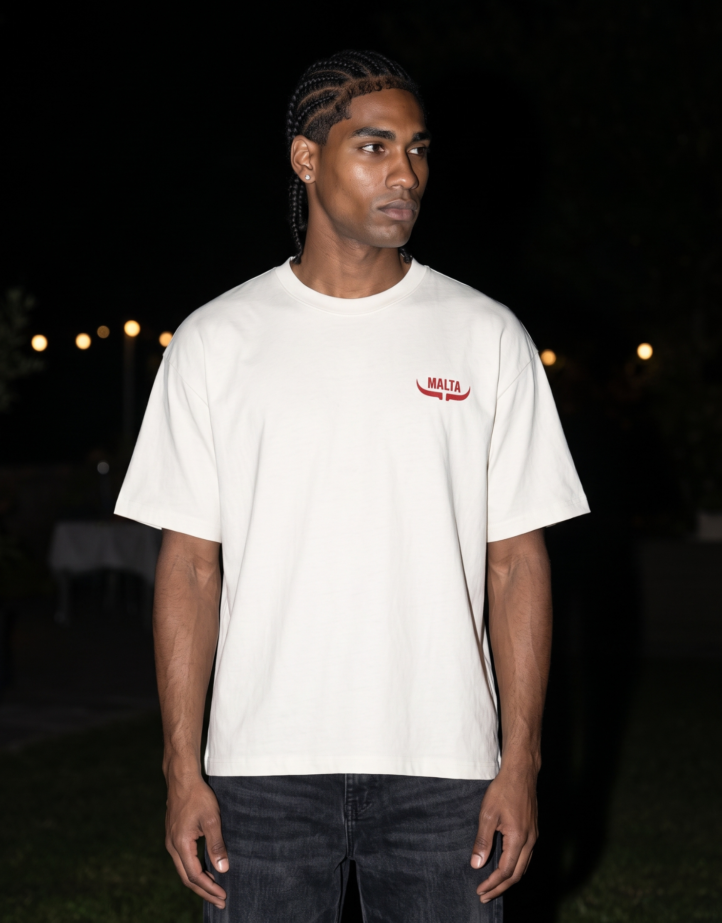 Camiseta oversized MALTA® Red Flags off-white usada ao ar livre