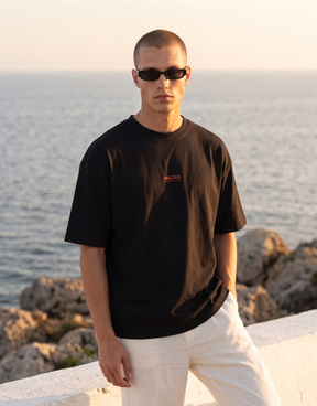 Camiseta oversized MALTA® Take the Risk preta usada ao ar livre