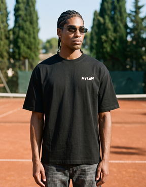Camiseta oversized MALTA® Life Is a Simulation preta usada ao ar livre