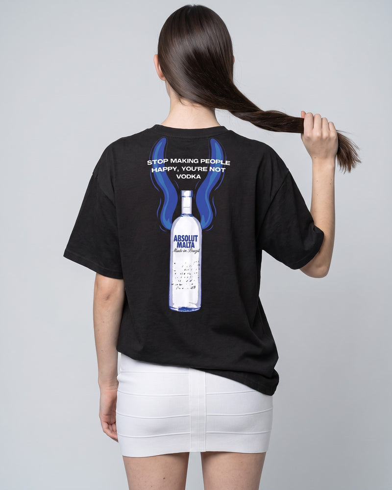 Camiseta oversized feminina MALTA® absolut malta preta vista de costas no estúdio, com a frase “stop making people happy, you're not vodka”