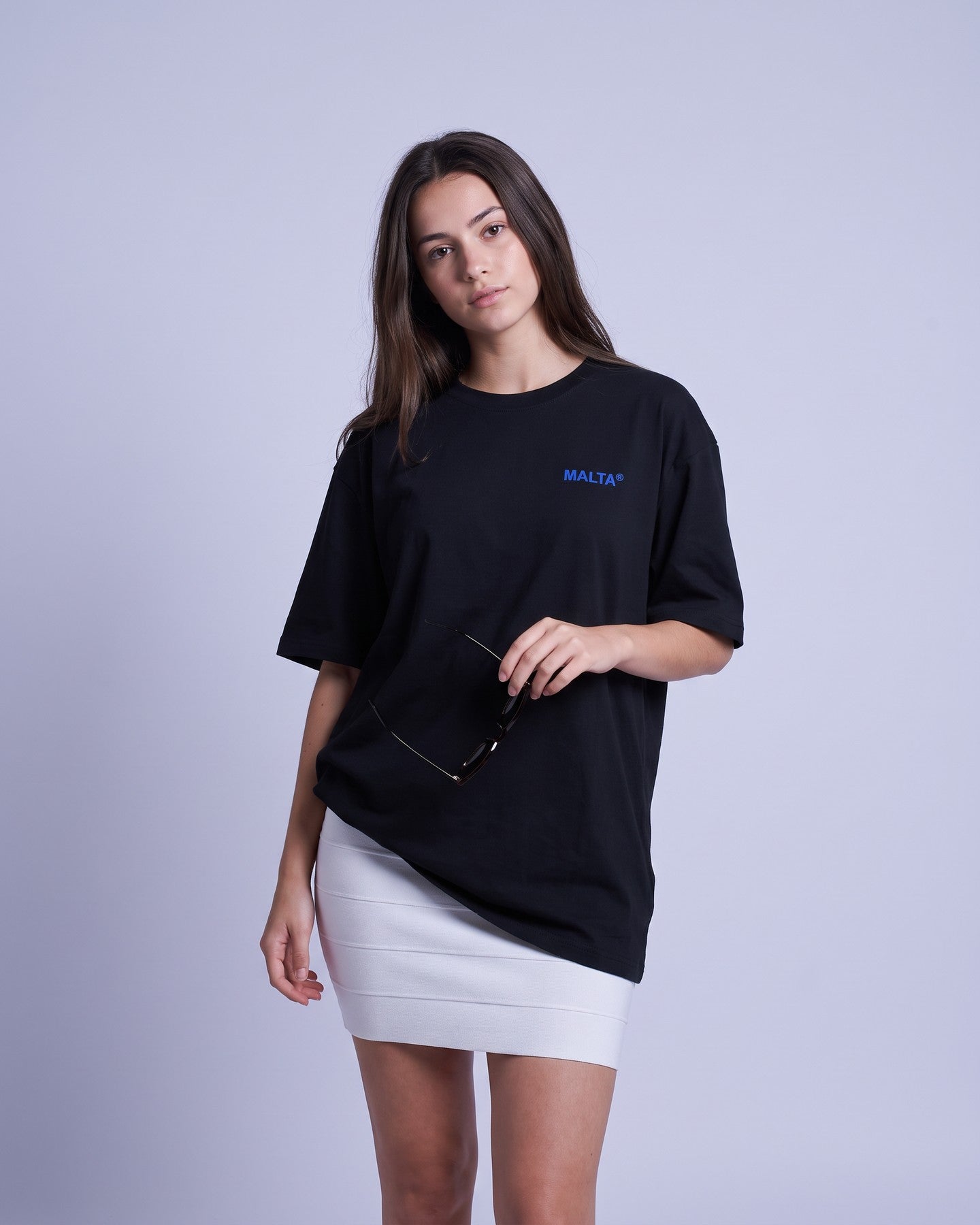 Camiseta oversized feminina MALTA® absolut malta preta vestida de frente, no estúdio
