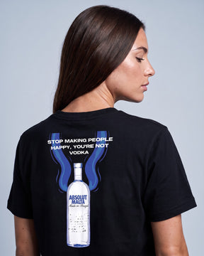 Detalhe da camiseta oversized MALTA® absolut malta preta no corpo feminino