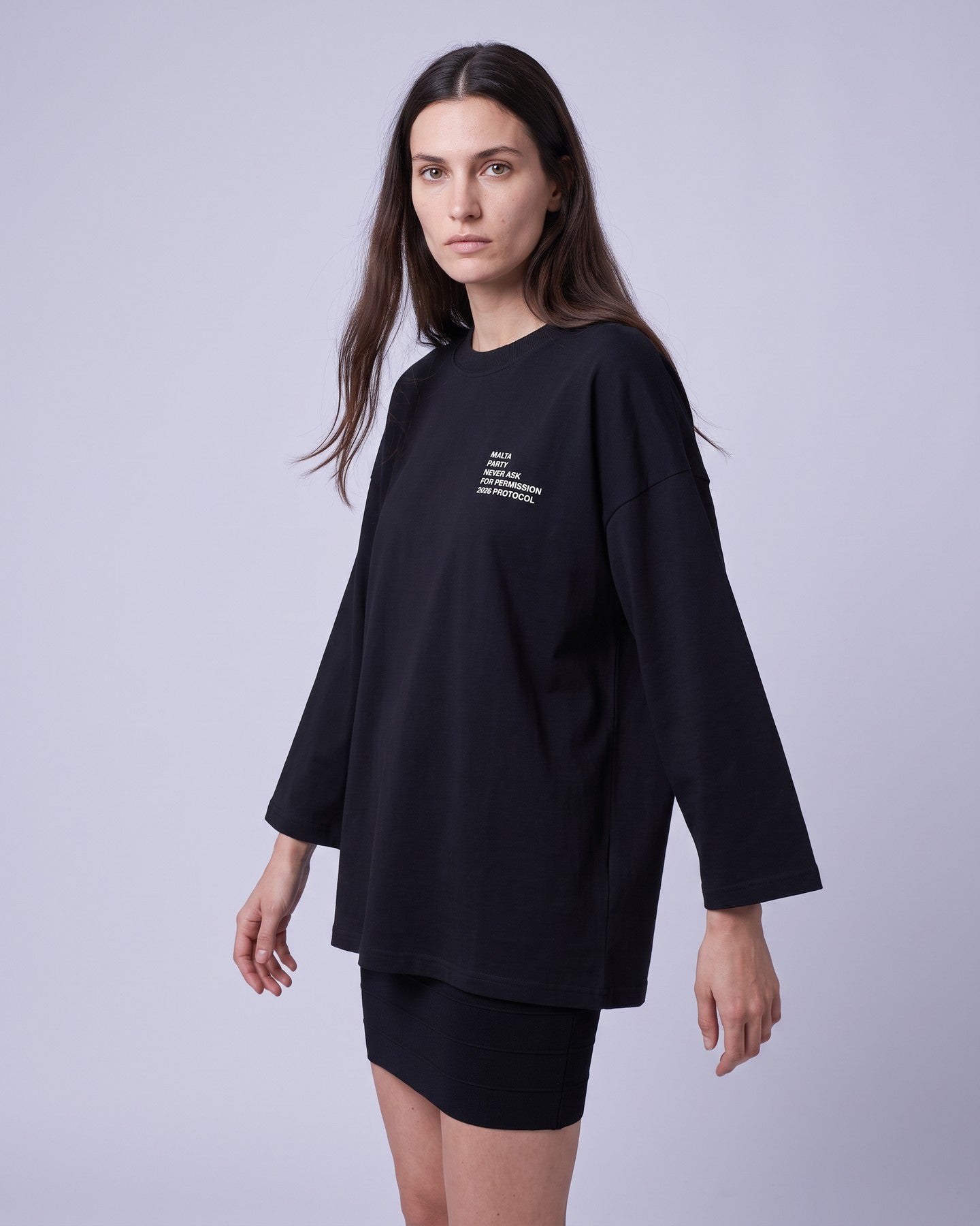 Camiseta oversized feminina MALTA® after party preta vestida de frente, no estúdio