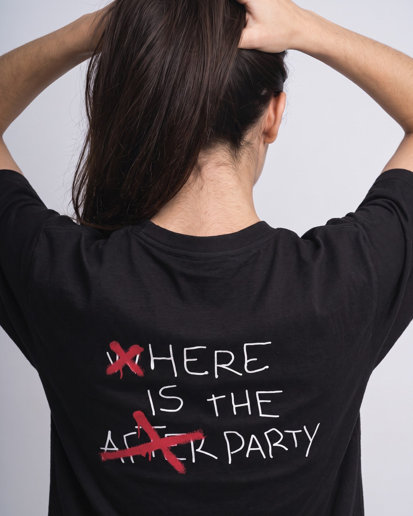 Detalhe da camiseta oversized MALTA® after party preta no corpo feminino