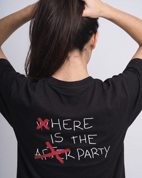 Detalhe da camiseta oversized MALTA® after party preta no corpo feminino