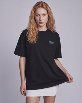 Camiseta oversized feminina MALTA® azul therapy preta vestida de frente, no estúdio