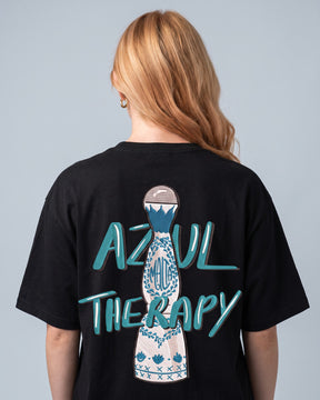 Detalhe da camiseta oversized MALTA® azul therapy preta no corpo feminino