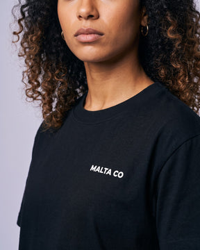 Detalhe da camiseta oversized MALTA® bad choices preta no corpo feminino