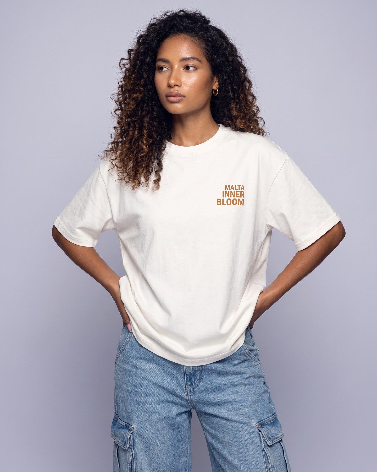 Camiseta oversized feminina MALTA® innerbloom off-white vestida de frente, no estúdio