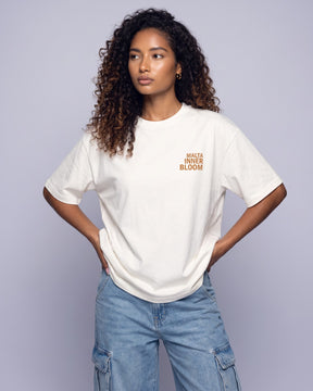 Camiseta oversized feminina MALTA® innerbloom off-white vestida de frente, no estúdio