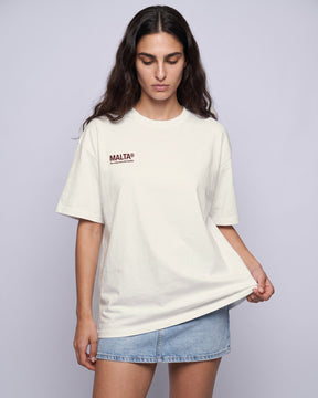 Camiseta oversized feminina MALTA® crazy girlfriend off-white vestida de frente, no estúdio