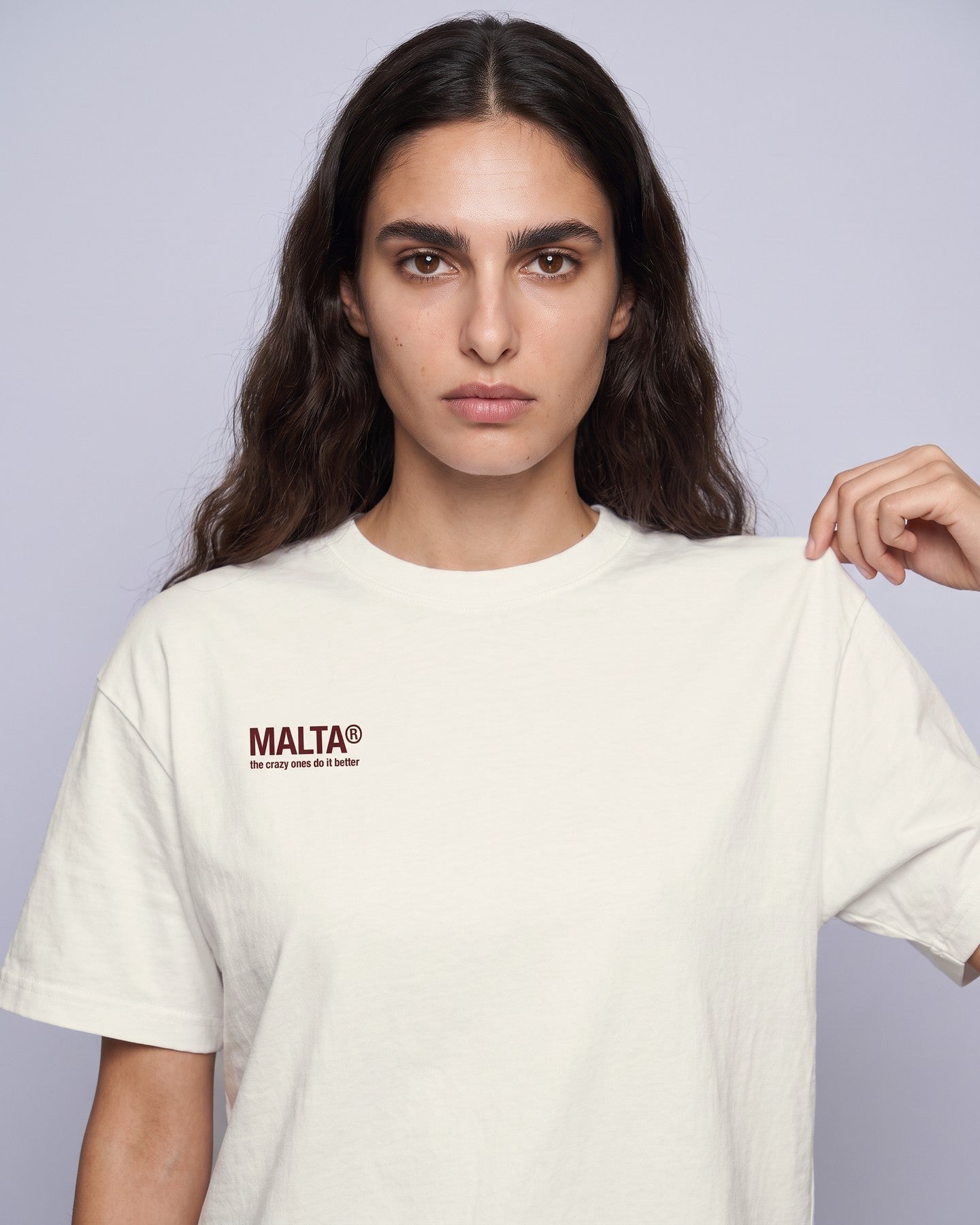 Detalhe da camiseta oversized MALTA® crazy girlfriend off-white no corpo feminino
