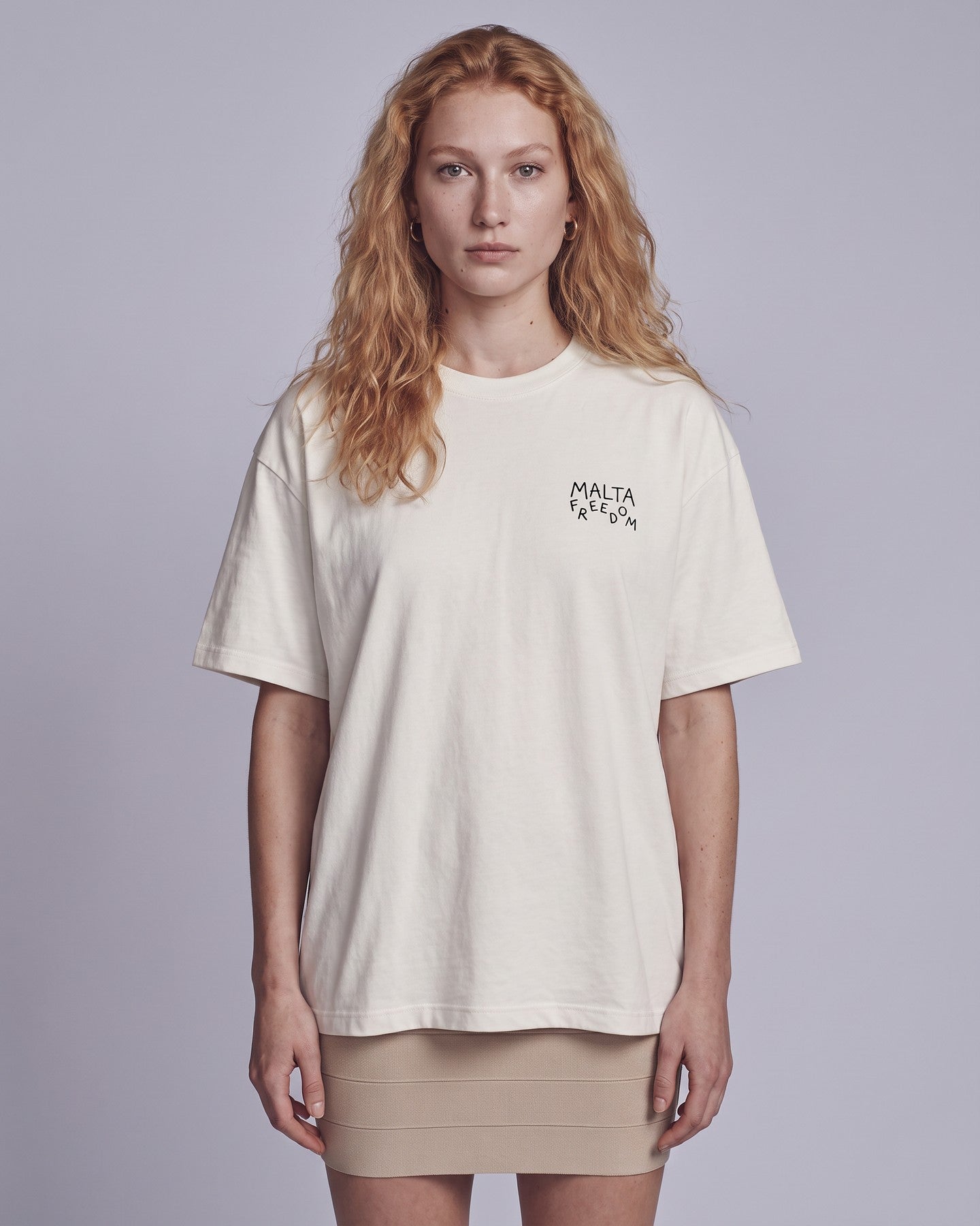 Camiseta oversized feminina MALTA® flying off-white vestida de frente, no estúdio