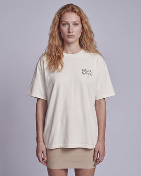 Camiseta oversized feminina MALTA® flying off-white vestida de frente, no estúdio