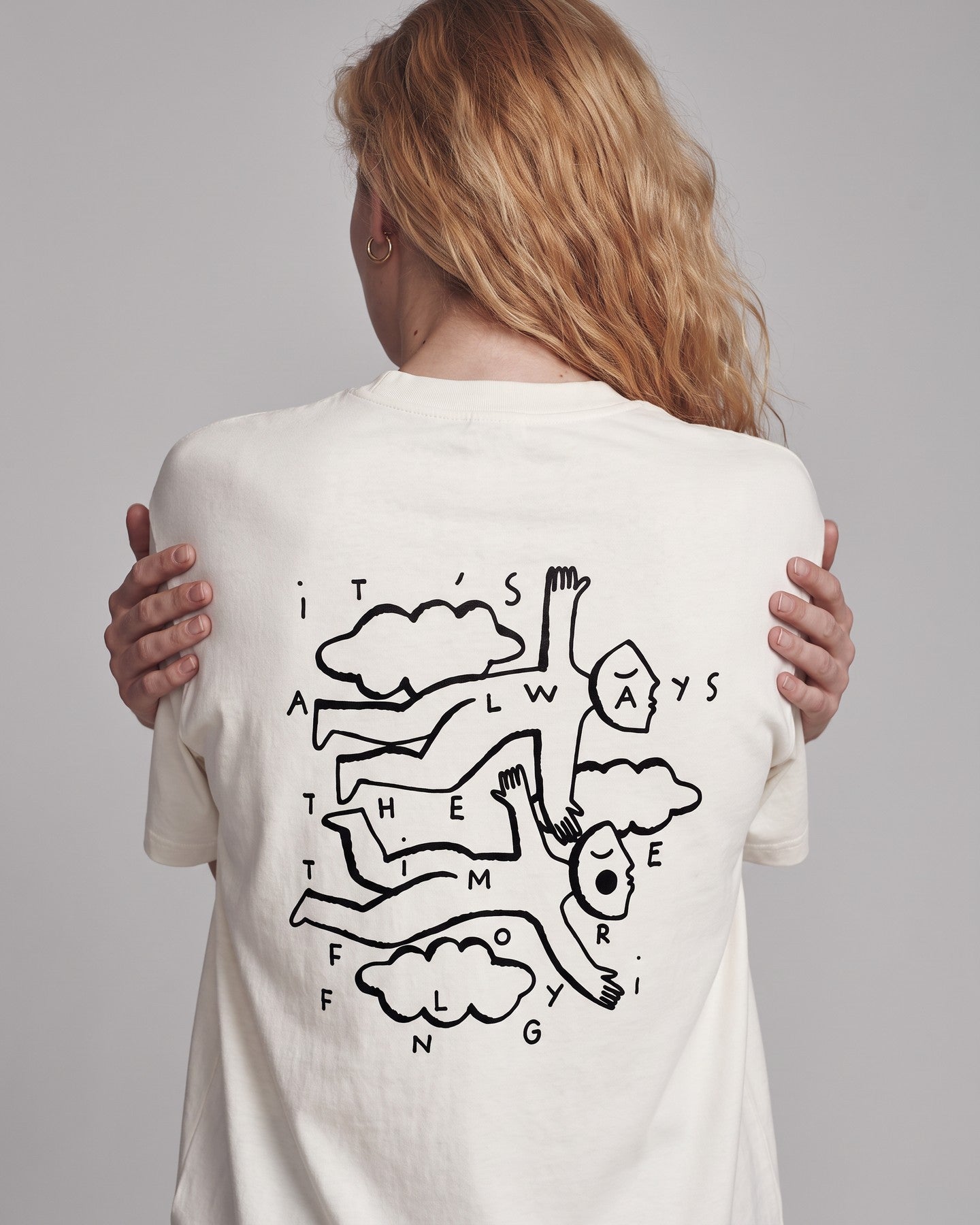 Detalhe da camiseta oversized MALTA® flying off-white no corpo feminino