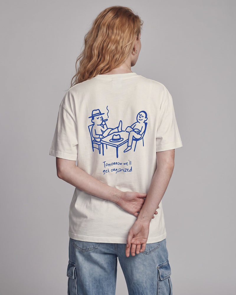 Camiseta oversized feminina MALTA® have a break off-white vista de costas no estúdio, com a frase “tomorrow we'll get organized”