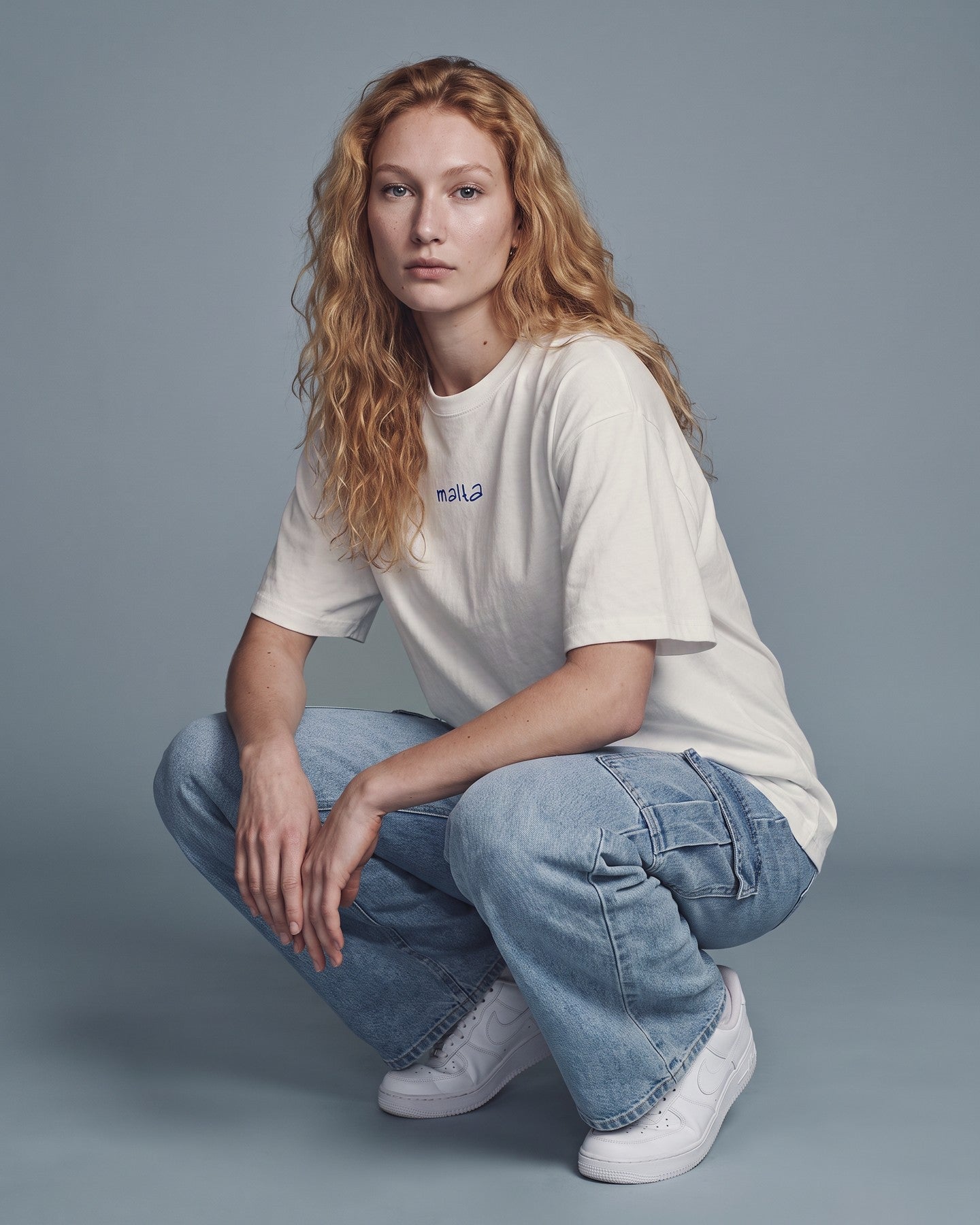 Camiseta oversized feminina MALTA® have a break off-white vestida de frente, no estúdio