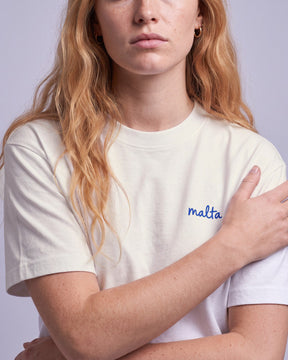 Detalhe da camiseta oversized MALTA® have a break off-white no corpo feminino