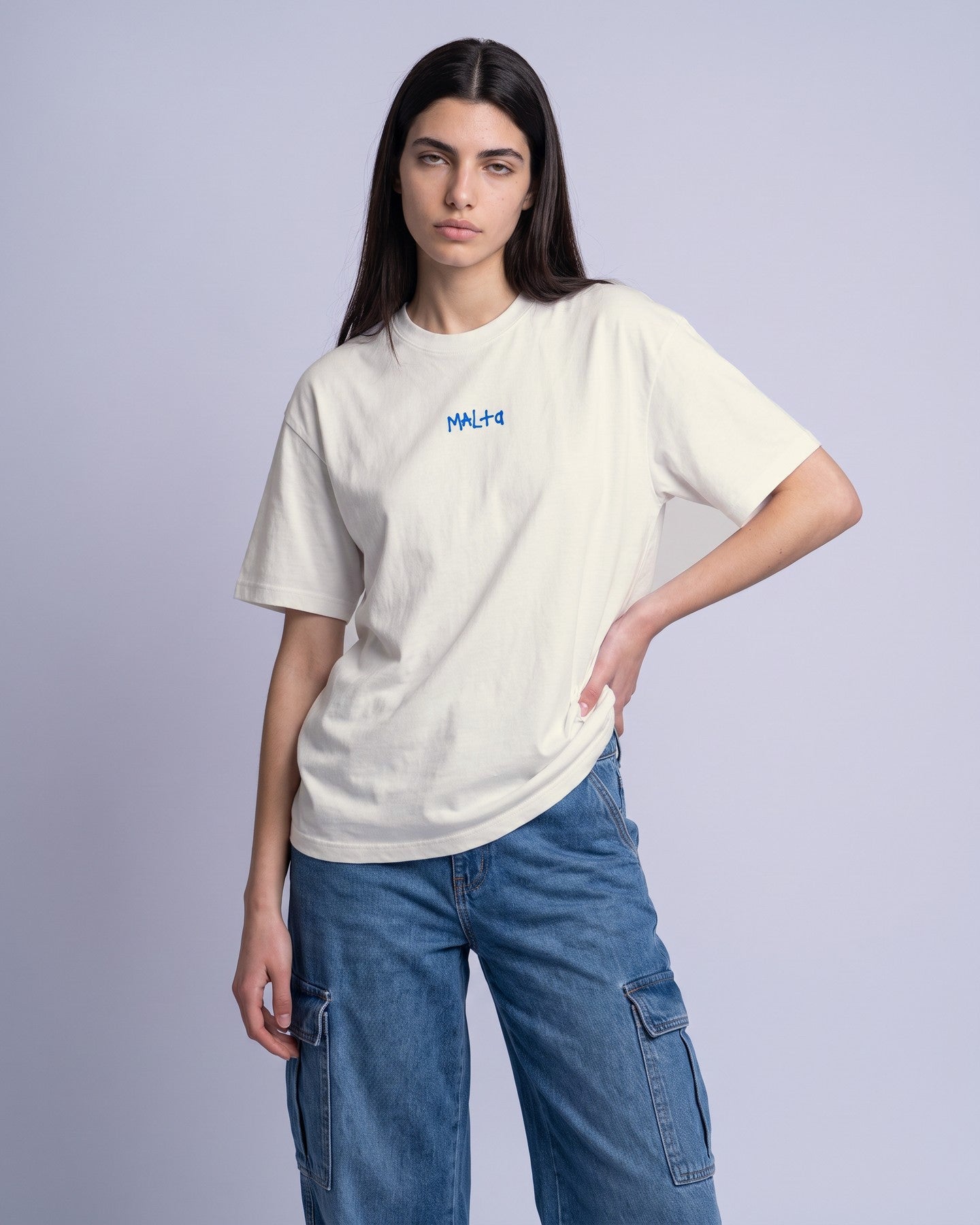 Camiseta oversized feminina MALTA® i want magic off-white vestida de frente, no estúdio